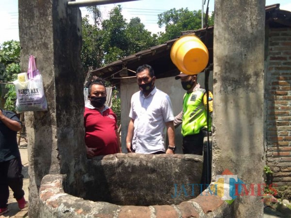 Polisi melakukan olah TKP di lokasi korban Agus Susanto tercebur sumur