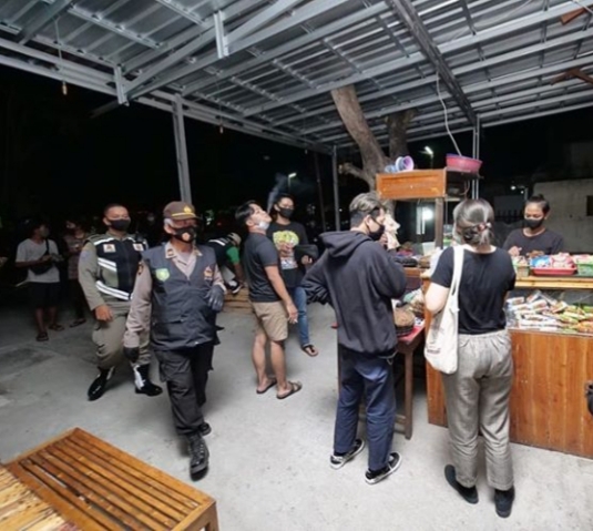 Razia di lakukan di warung-warung yang biasanya ramai pengunjung.