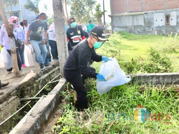 Wakil Wali Kota Batu Punjul Santoso saat mengumpulkan sampah di kawasan Desa Pendem, Kecamatan Junrejo, Minggu (20/9/2020). (Foto: Irsya Richa/MalangTIMES)