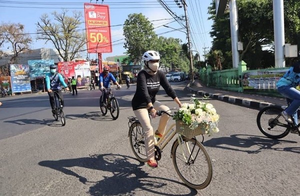 Wali Kota Batu Dewanti saat gowes menggunakan sepeda berkeranjang bunga (Foto: istimewa)