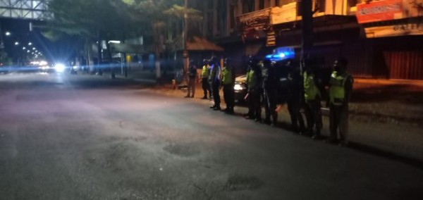 Patroli saat dilakukan di jalan raya Caruban-Madiun depan Ruko Buduran Caruban.