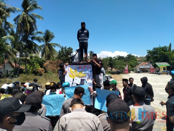 Aktivis Kompak sewaktu menggelar aksi demonstrasi di kantor KPU Sumenep (foto: Syaiful Ramadhani/ JatimTIMES)