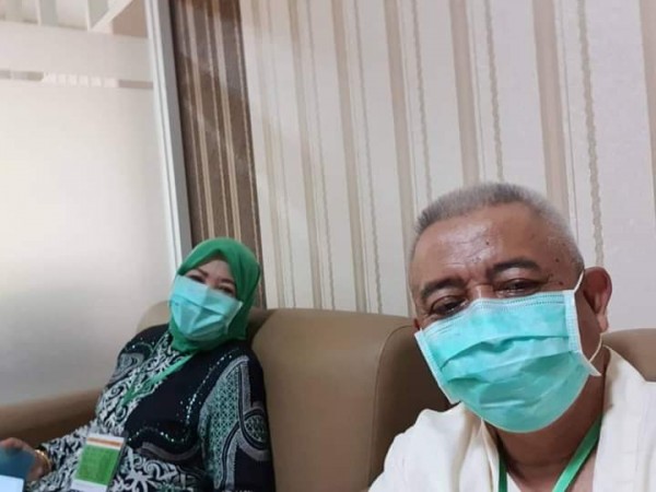 Bacabup Malang, HM. Sanusi dan Lathifah Shohib saat berfoto bersama ketika menunggu pemanggilan tes kesehatan beberapa waktu lalu. (Foto: Sanusi Center)