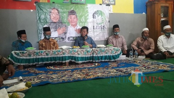 De Anwar saat menemui kelompok tani di desa Kumpulrejo, Parengan.