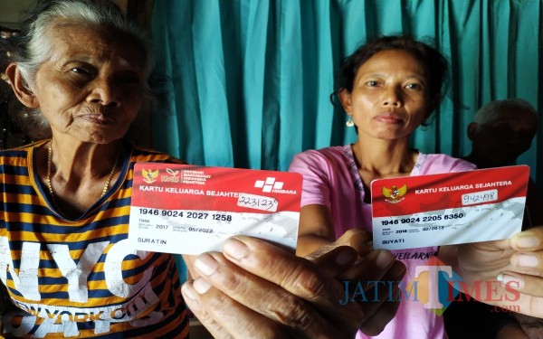 Ibu dan Anak, Suratin dan Suyati saat menunjukkan KKS nya / Foto : Anang Basso / Tulungagung TIMES