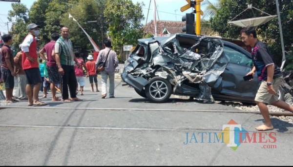 Kecelakaan antara minibus dan KA di Jl. Kolonel Sugiono Kota Blitar dimana terdapat perlintasan KA sebidang