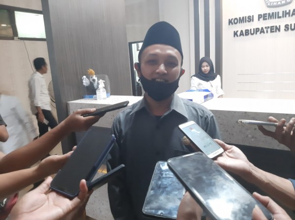 Komisioner KPU Sumenep devisi data, Syaifurrahman saat dikonfirmasi dikantornya (Foto: Syaiful Ramadhani/JatimTIMES)
