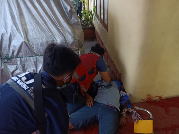 Korban saat ditemukan tak daya usaha melakukan aksi percobaan bunuh diri (Ist)