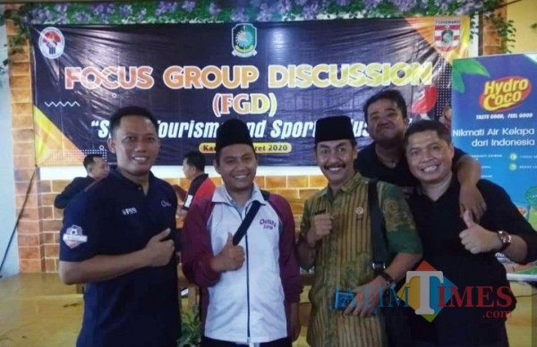 M Rachman Mulyadi (tengah) Kades Sraten Kecamatan Cluring Banyuwangi Nurhadi Banyuwangi Jatim Times