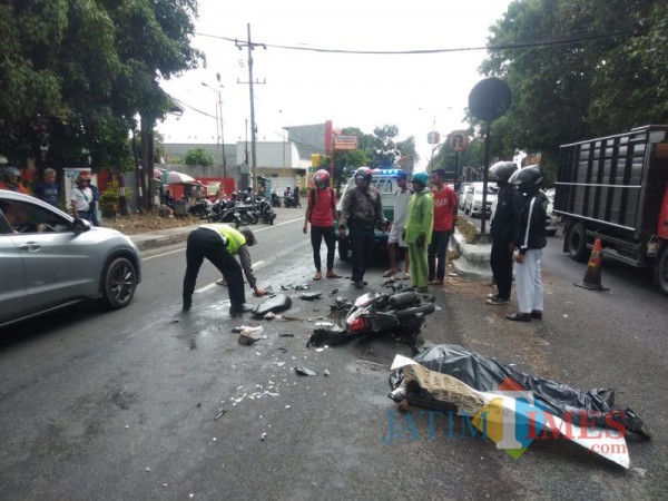 Petugas saat melakukan olah TKP di lokasi kecelakaan maut (Foto : Istimewa)