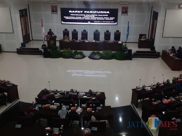 Rapat paripurna di ruang sidang DPRD Kota Malang, Senin (21/9). (Arifina Cahyanti Firdausi/MalangTIMES).
