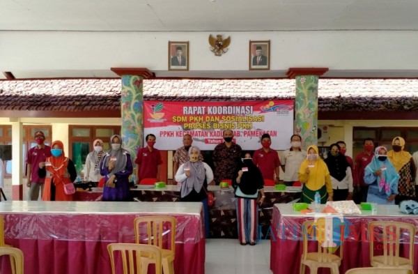 Sejumlah KPM PKH di Pamekasan saat menunjukkan kartu sejahtera. (Foto: Rozy, JatimTimes.com)