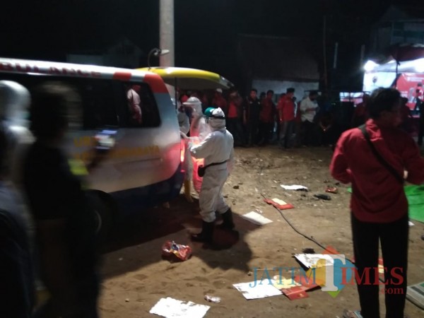 Sosialisasi Eri-Armuji yang diwarnai kerumunan massa dan adanya penjemputan dari petugas covid-19.