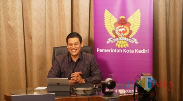 Wali Kota Kediri Abdullah Abu Bakar saat memberikan materi kepada para mahasiswa baru.(ist)