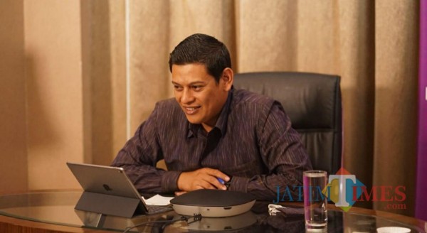 Walikota Kediri Abdullah Abu Bakar saat mengisi kuliah umum Dinus Inside 2020.(foto:istimewa)