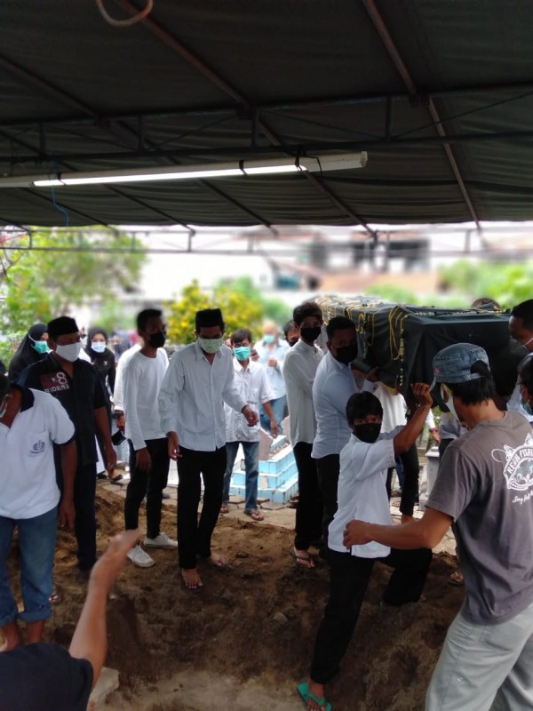 Warga saat lakukan pemakaman di TPU Senoloyo Nologaten Sleman DIY.