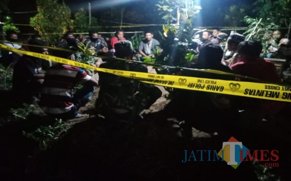 Warga tahlilan di makam Dusun Sumberbeji, Desa Kesamben, Jombang. (Foto : Adi Rosul / JombangTIMES)