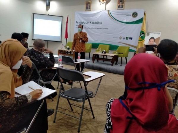 Aparatur desa saat menerima materi dari Kepala Dinas Komunikasi dan Informatika (kadiskominfo) Sumenep, Ferdiansyah Tetrajaya (foto: Syaiful Ramadhani/JatimTIMES)