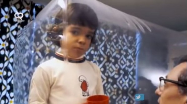 Bocah hidup di gelembung plastik (Foto: YouTube Daftar Populer)