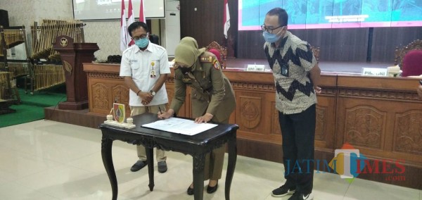 Bupati Jember dr. Faida MMR saat menandatangani MoU dengan Pupuk Kaltim dan Bank BNI (foto : Moh. Ali Makrus / Jatim TIMES)