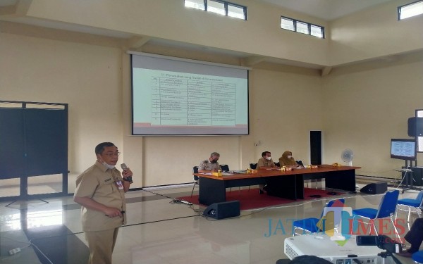Kepala DPUPRPKP Kota Malang, Hadi Santoso saat paparan mengenai penyerahan PSU perumahan (Anggara Sudiongko/MalangTIMES)