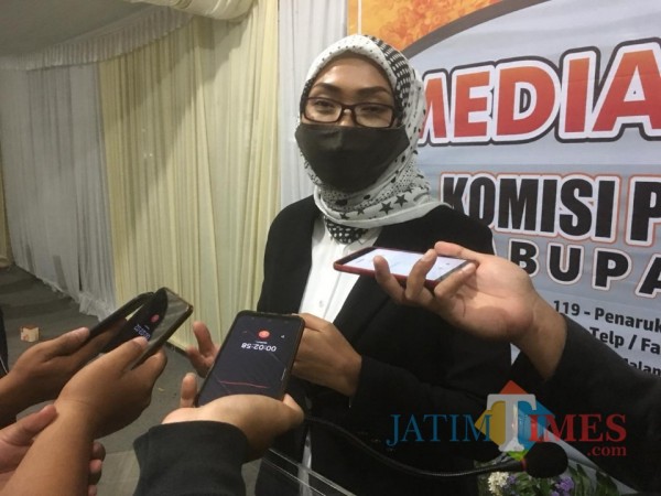 Ketua KPU Kabupaten Malang, Anis Suhartini saat ditemui awak media di Kantor KPU Kabupaten Malang beberapa waktu lalu. (Foto: Ashaq Lupito/MalangTimes)