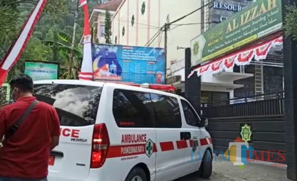 Mobil ambulance saat berada di kawasan Al-Izzah International Islamic Boarding School Kota Batu.