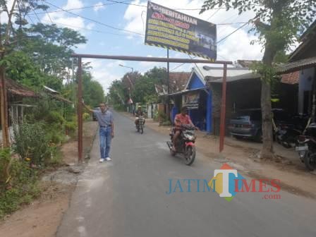 Portal Permanen yang terpasang di Jalan Merak, yang menghubungkan Desa Jubung dan Desa Dukuhmencek (foto : istimewa/ JatimTIMES)