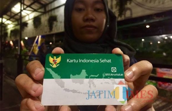 Salah satu warga memegang kartu BPJS Kesehatan. (Foto: Irsya Richa/MalangTIMES)