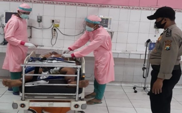 Sutriman saat dirawat di RSUD Jombang. (Istimewa)