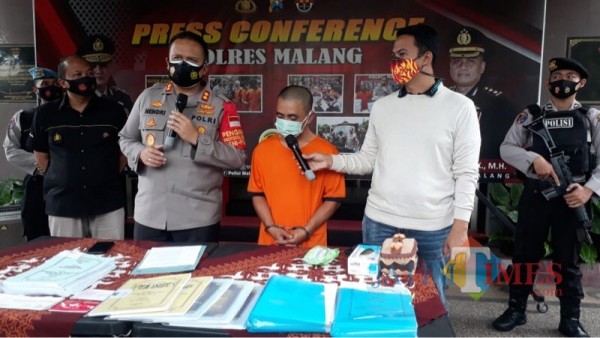 Tersangka Gaguk Setiawan (baju tahanan warna oranye) saat sesi rilis di halaman loby Polres Malang