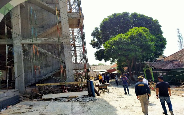 Tim labfor saat melakukan pemeriksaan di lokasi jatuhnya lift saat pembangunan gedung RSI UNISMA (Doc MalangTIMES)