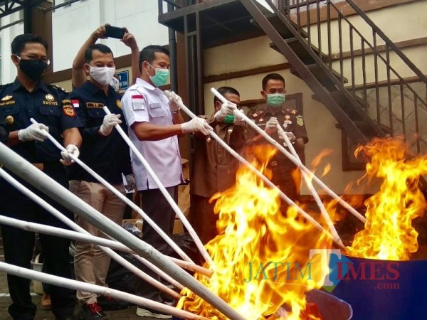 Wakil Wali Kota Batu bersama Forkompimda saat memusnahkan barang bukti di kantor Kejaksaan Negeri Kota Batu, Selasa (22/9/2020). (Foto: Irsya Richa/MalangTIMES)