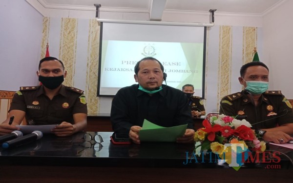 (tengah) Kajari Jombang Yulius Sigit Kristanto. (Foto : Adi Rosul / JombangTIMES)