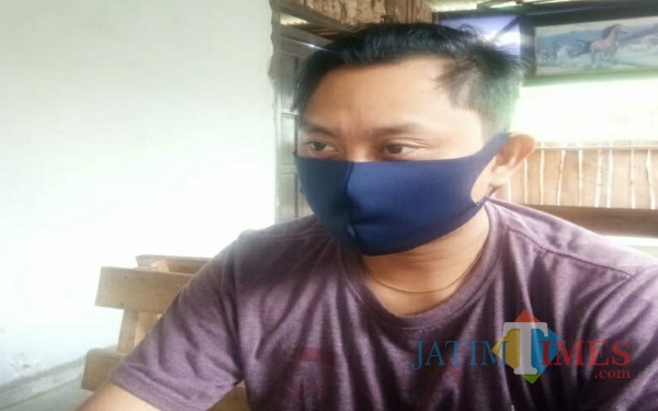 Ahmad Rijal, mantan pegawai koperasi saat mengisahkan pengalamannya / Foto : Anang Basso / Tulungagung TIMES