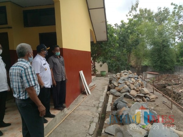 Bupati saat melihat pembangunan gedung sekolah di SMPN 2 Karangrejo (Joko Pramono for Jatim TIMES)