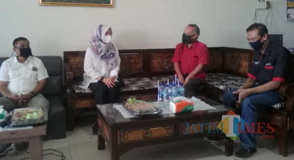 Ipuk Fiestiandani Azwar Anas, Bakal Calon Bupati Banyuwangi bersilaturahmi dengan puluhan wartawan Media Online Banyuwangi (Nurhadi/ Banyuwangi JatimTIMES)