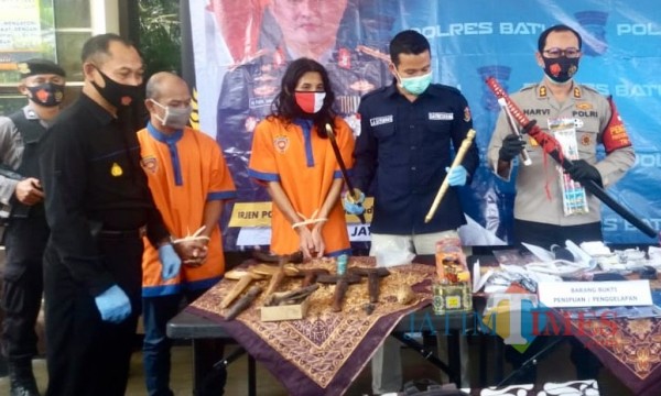 Kapolres Batu AKBP Harviadhi Agung Prathama saat merilis kasus penipuan motif dukun palsu yang dilakukan AH dan SS di Polres Batu, Rabu (23/9/2020).