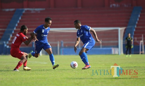 Laga uji coba Persik Kediri melawan Martapura FC di stadion Brawijaya. (ist)