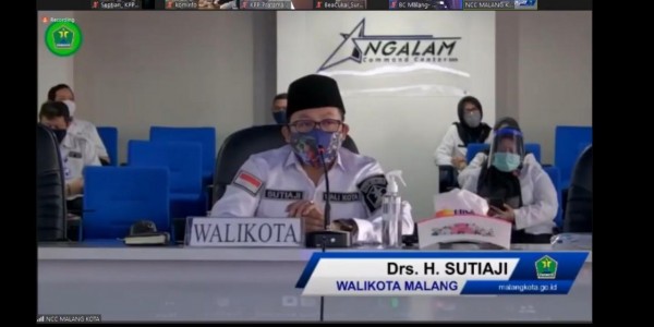 Wali Kota Malang Sutiaji saat mengikuti webinar Disnaker-PMPTSP Kota Malang (Istimewa).