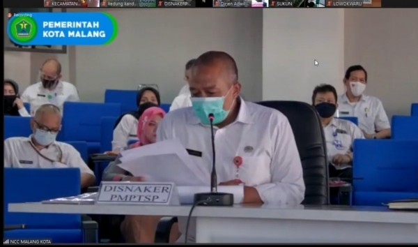 Kepala Disnaker-PMPTSP Kota Malang, Erik Setyo Santoso, ST MT saat menyampaikan sambutan dalam webinar (Istimewa).
