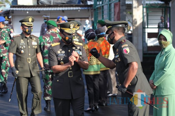 Pangdam V/Brw tiba di makam Bung Karno dalam rangka ziarah nasional HUT TNI ke-75
