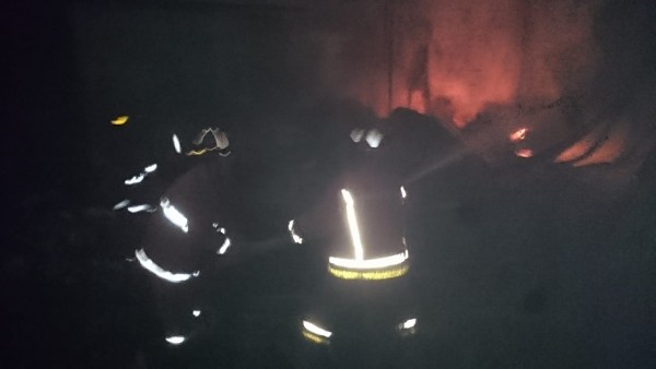 Para petugas Damkar Kota Malang saat memadamkan api di lokasi gudang yang terbakar (Ist)