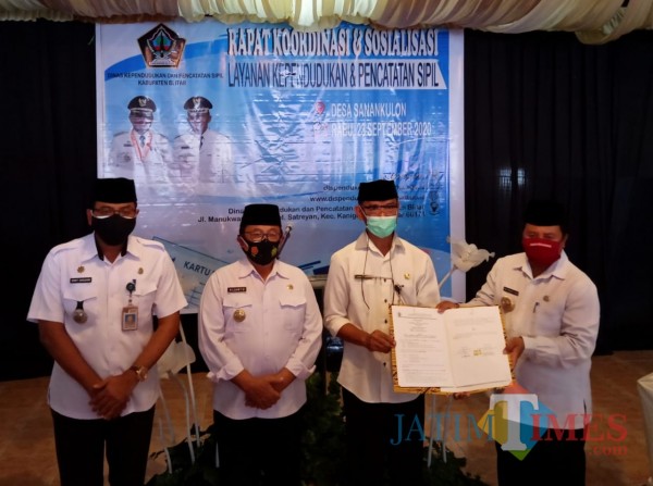 Penandatanganan naskah MoU antara Dispendukcapil Kab Blitar dengan Pemdes Sanankulon.(Foto : Aunur Rofiq/BlitarTIMES)