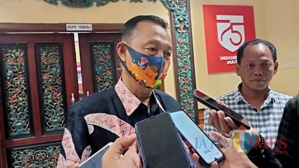 Sekretaris Daerah Kabupaten Sumenep, Edy Rasiyadi saat ditemui di ruang kerjanya (Foto: doc. Syaiful Ramadhani/JatimTIMES)