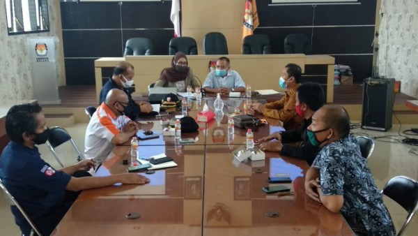 Suasana rapat pleno penetapan calon secara tertutup yang dilakukan oleh KPU dan Bawaslu bersama perwakilan dari ke-dua Bapaslon, Rabu (23/9/2020). (Foto: Istimewa)