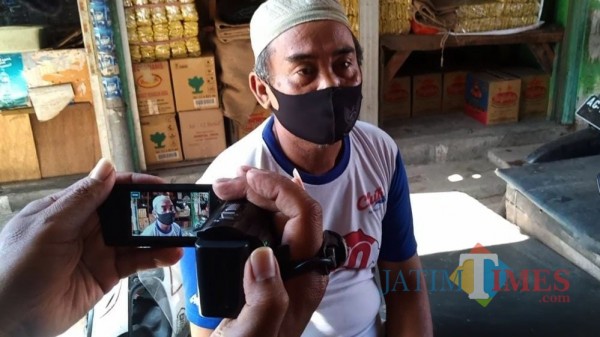 Suhut, pedagang pasar setonobetek ( Foto: Bams Setioko/JatimTIMES)