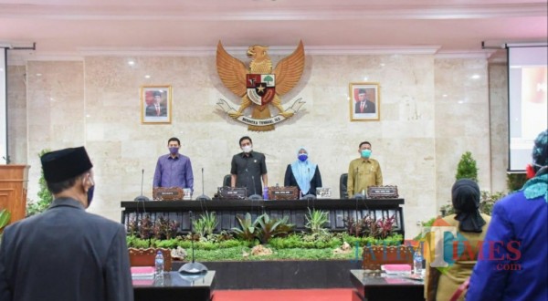 Wali Kota Kediri Abdullah Abu Bakar bersama ketua DPRD Kota Kediri Agus Sunoto mengikuti rapat paripurna.(ist)