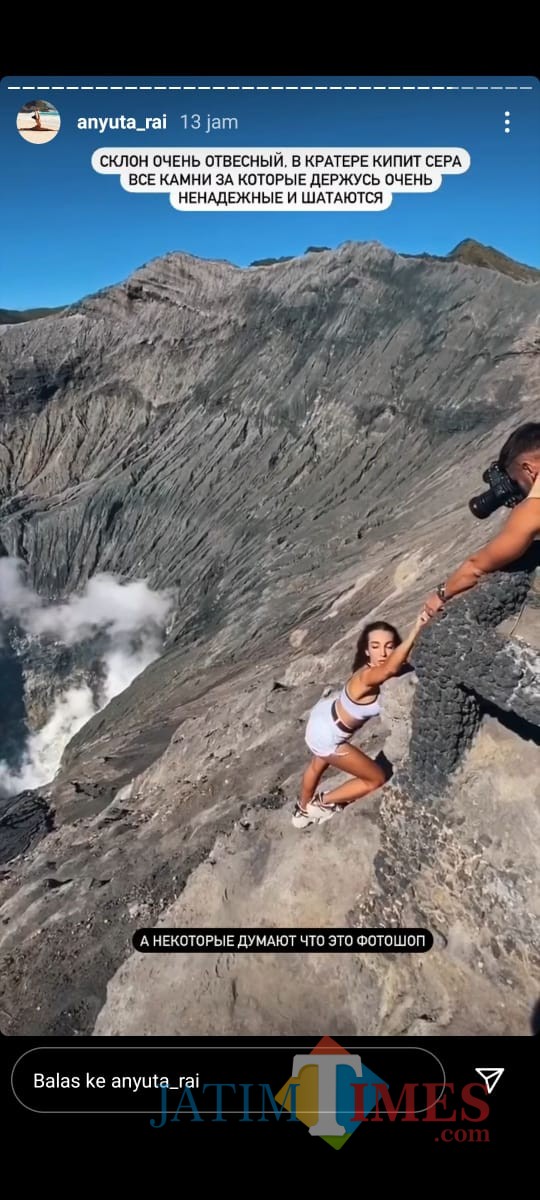Terlihat Ayunta menerobos pagar pembatas kawah Gunung Bromo. (Foto; Dilansir dari akun istagram ayunta_rai)