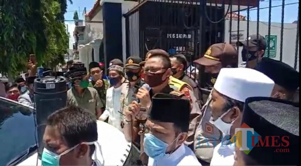 Kepala Kejaksaan Negeri Pamekasan saat menemui massa aksi (Foto:Rozy/JatimTimes.com)